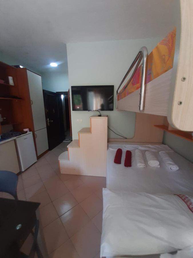 Ema'S Apartment Durres Bagian luar foto